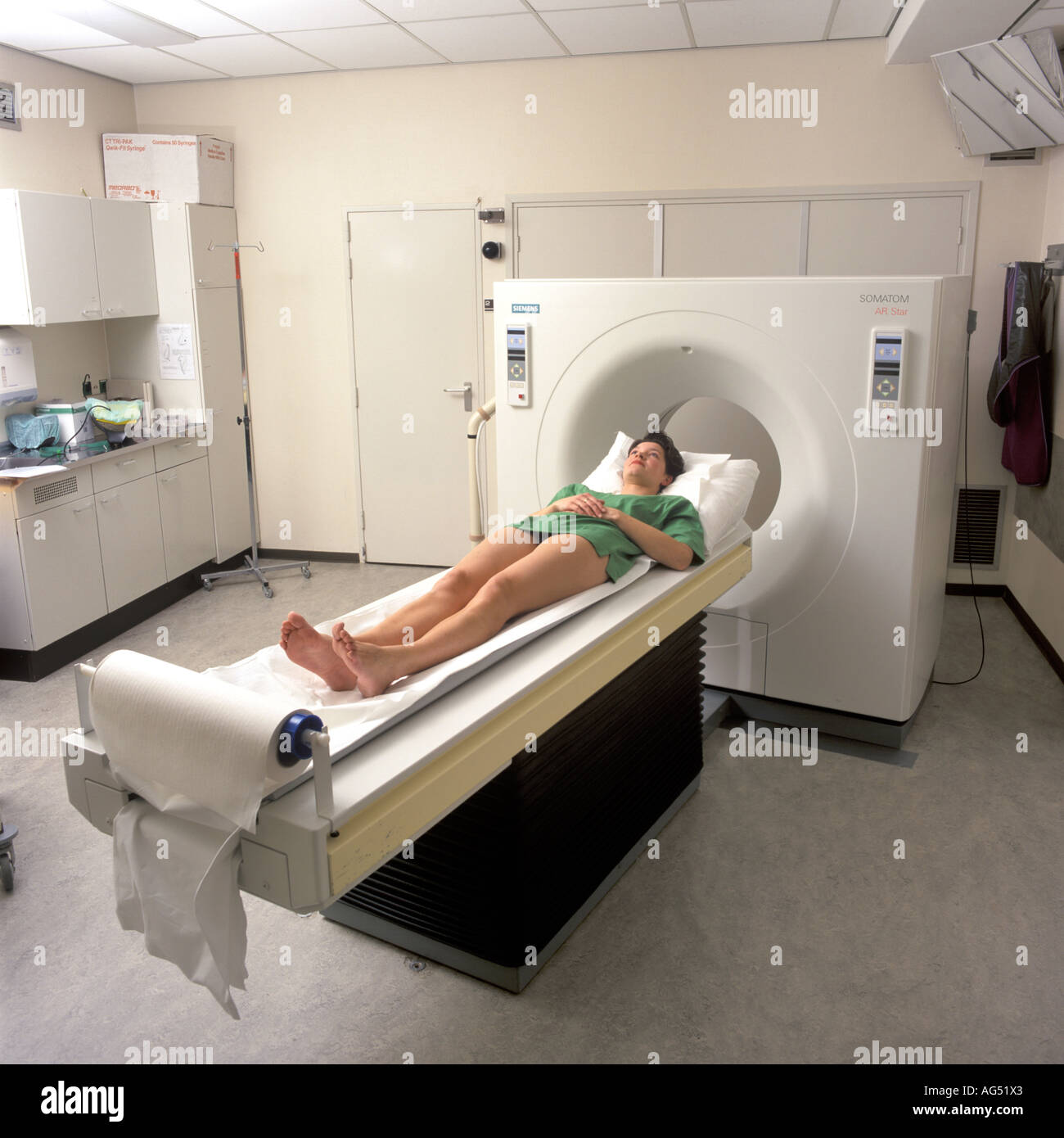 ein Patient liegt auf dem Bett eine CT-Computertomographie-Scanner in einem Krankenhaus Stockfoto