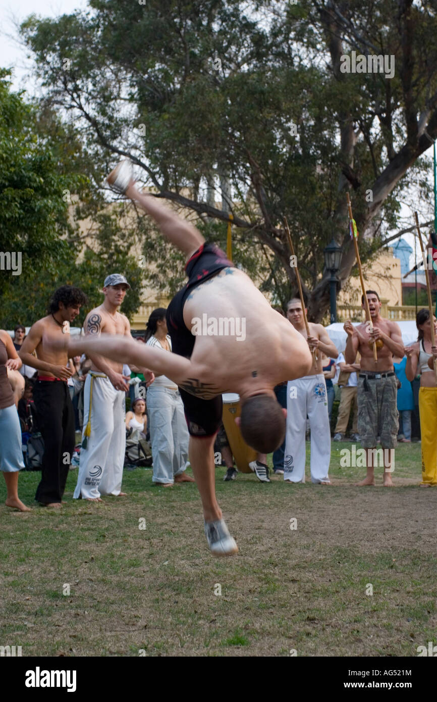 Ein Mann Mitte Sprung ausführen ein Capoeira-Umzug Stockfoto