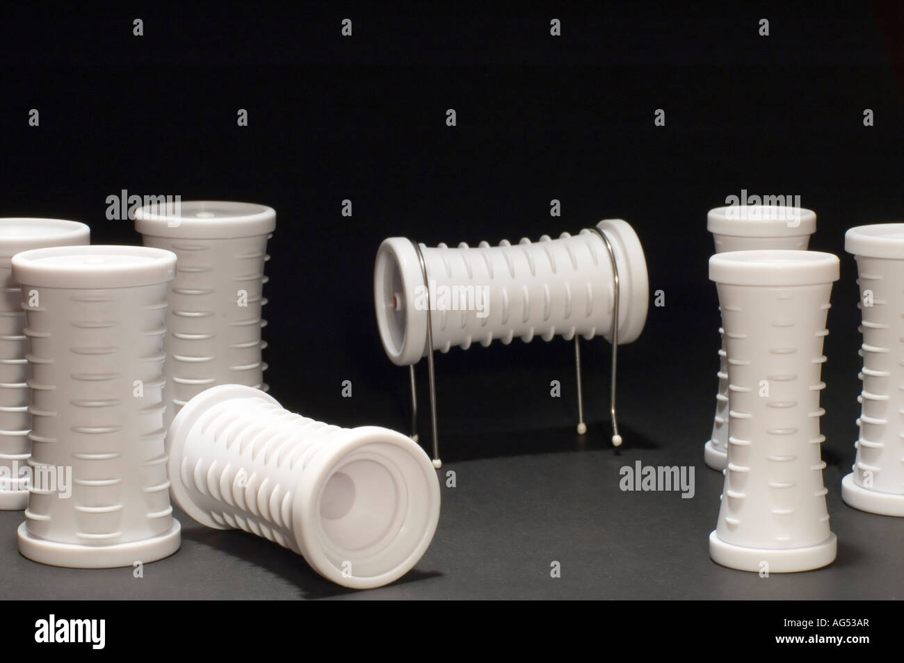Serie Objekt auf schwarz weiß haircurlers Stockfoto
