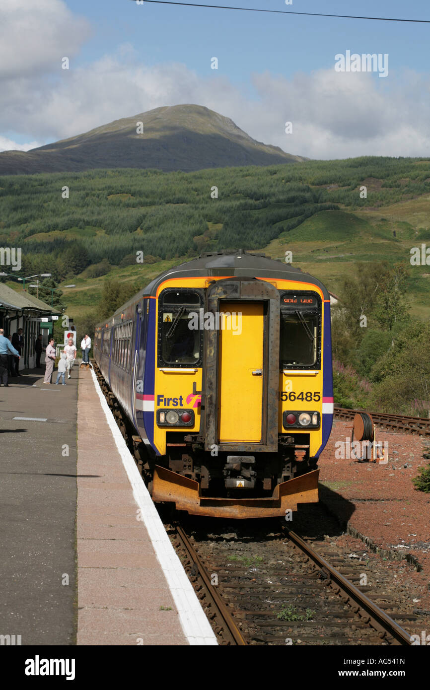 Bis Plattform an Crianlarich Bahnhof mit Stob Binnein Hintergrund Perthshire Schottland. Zug warten nach Glasgow Klasse 56 Multiple Unit abzuweichen. Stockfoto