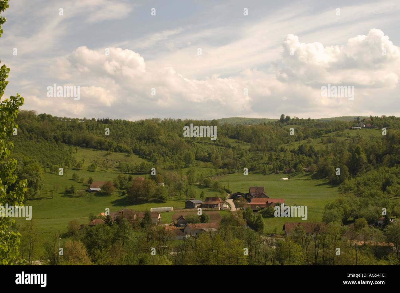 Landschaft mit Häusern rund um Nova Varos, Serbien Stockfoto