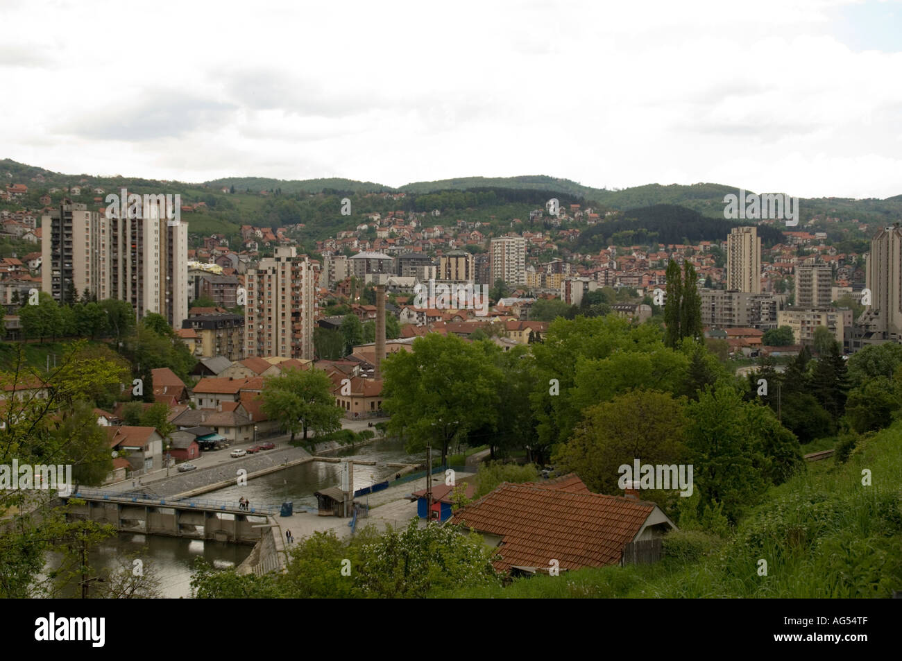 Moderne Stadt südlich von Belgrad in der Nähe von Uzice Yxnue auf dem Weg zum Nova Varos aus Belgrad in Serbien Stockfoto