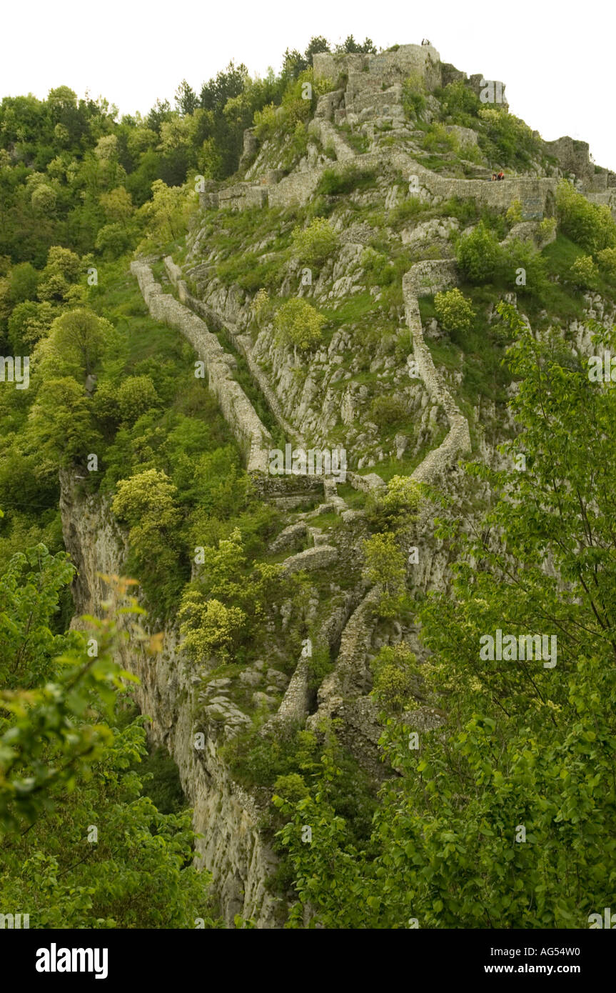 Alte Festungsmauern in der Nähe von Uzice Yxnue auf dem Weg zum Nova Varos aus Belgrad in Serbien Stockfoto