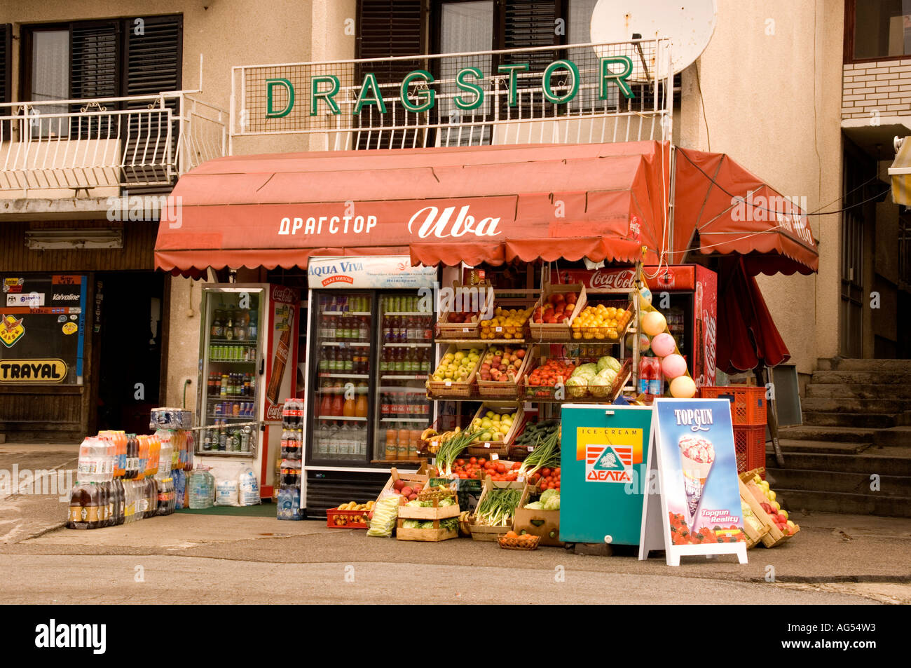 Kleiner Laden in Nova Varos, Serbien Stockfoto