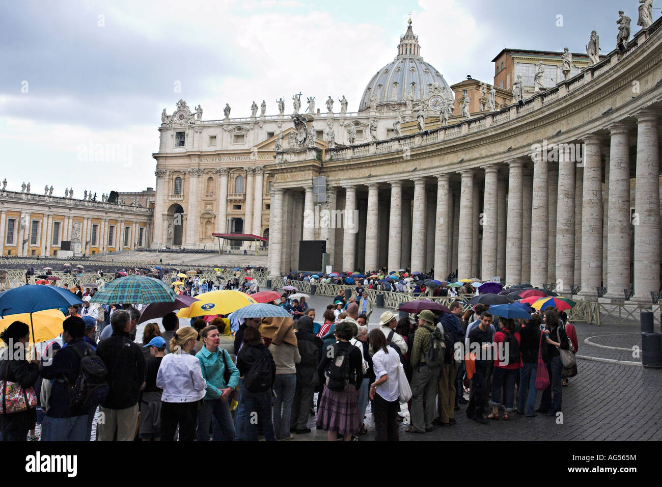 Schlange im Regen eine lange Schlange von Touristen wartet auf Eintritt in die Basilika-Schirme wie der Regen kommt Stockfoto