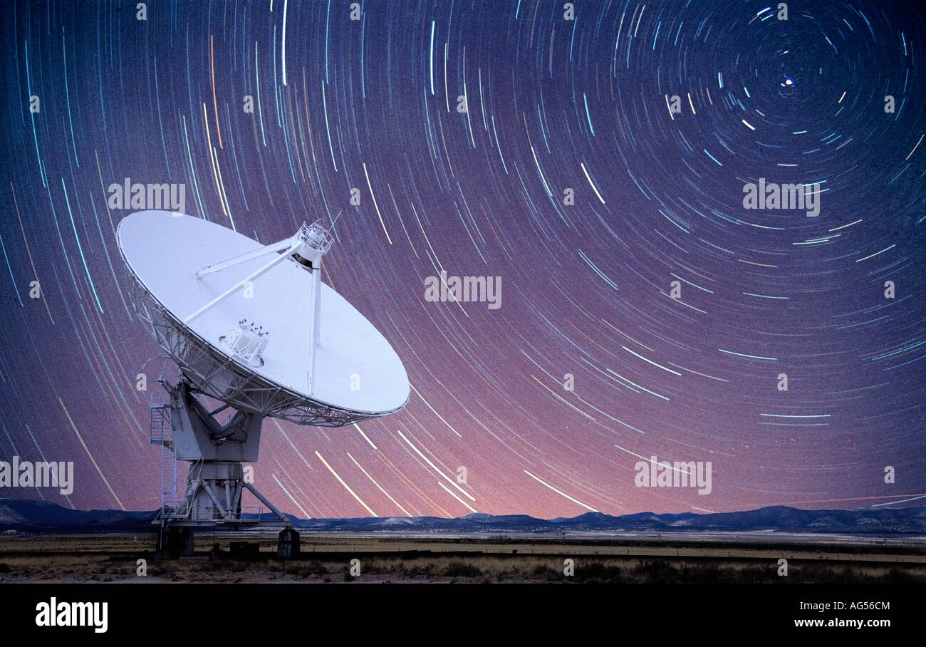 Eine Langzeitbelichtung einer Very Large Array Radio Antenne in Soccorro New Mexico mit Sterne Tracks. Stockfoto