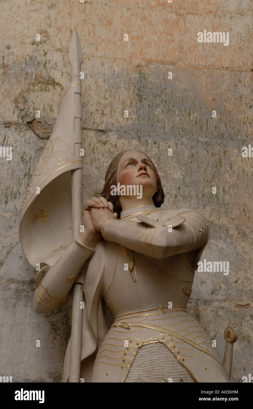 Statue von Jeanne d ' Arc in der mittelalterlichen Kirche, Burgund, Frankreich Stockfoto