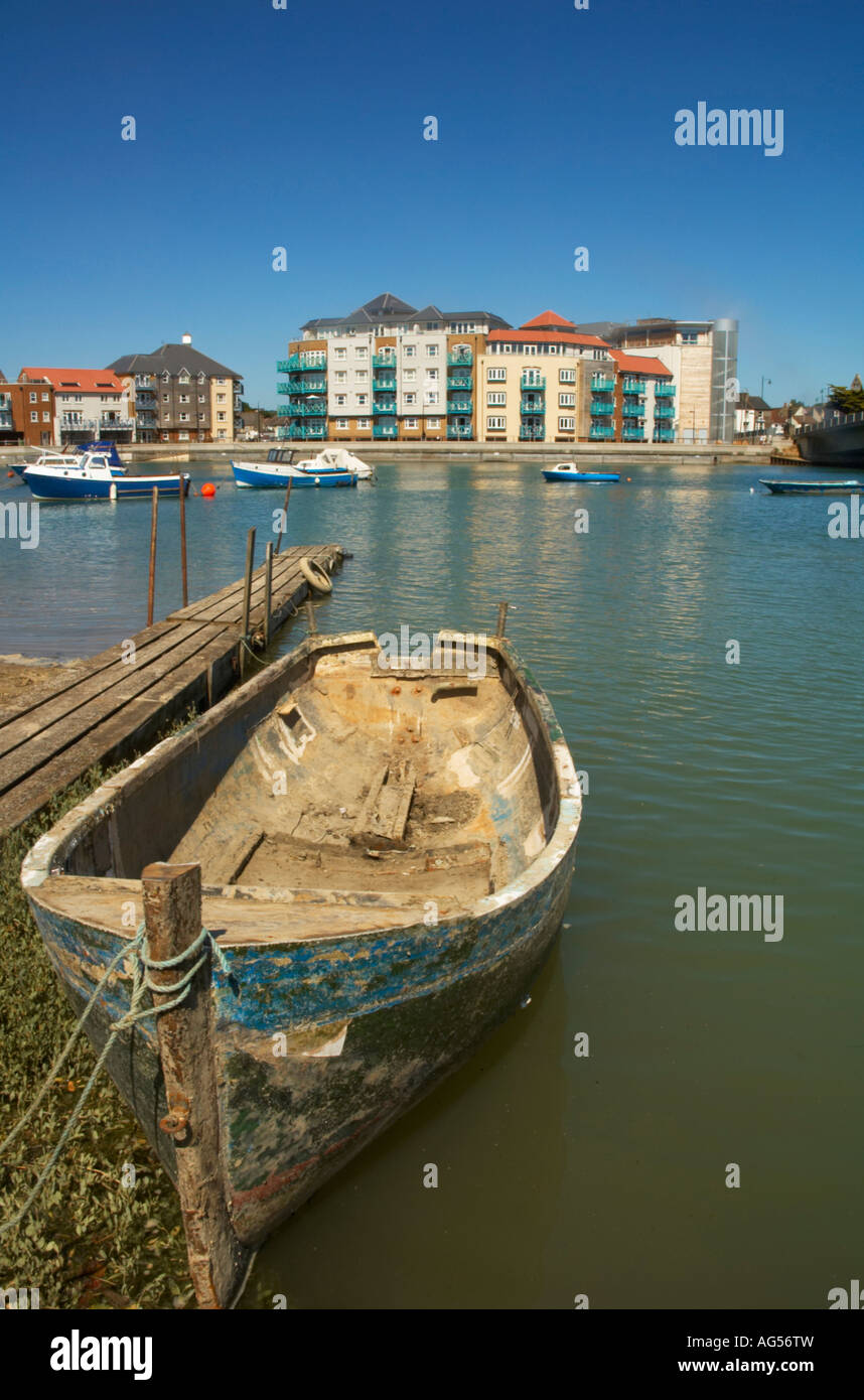 Ein Blick auf Shoreham Ropetackle Wohnsiedlung aus über den Fluss Adur Stockfoto