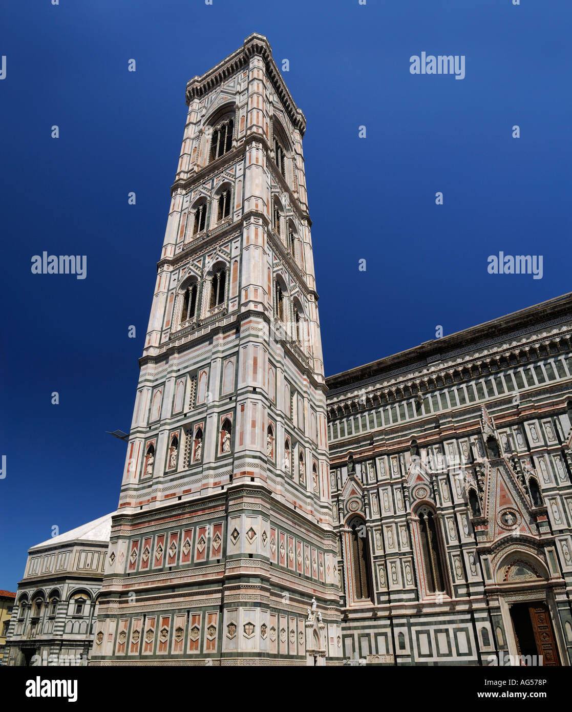 Marmor Battistero Campanile Saint Mary von der Blume Glockenturm und die Kirche Basilica Kathedrale Duomo in Florenz Toskana Italien mit blauem Himmel Stockfoto