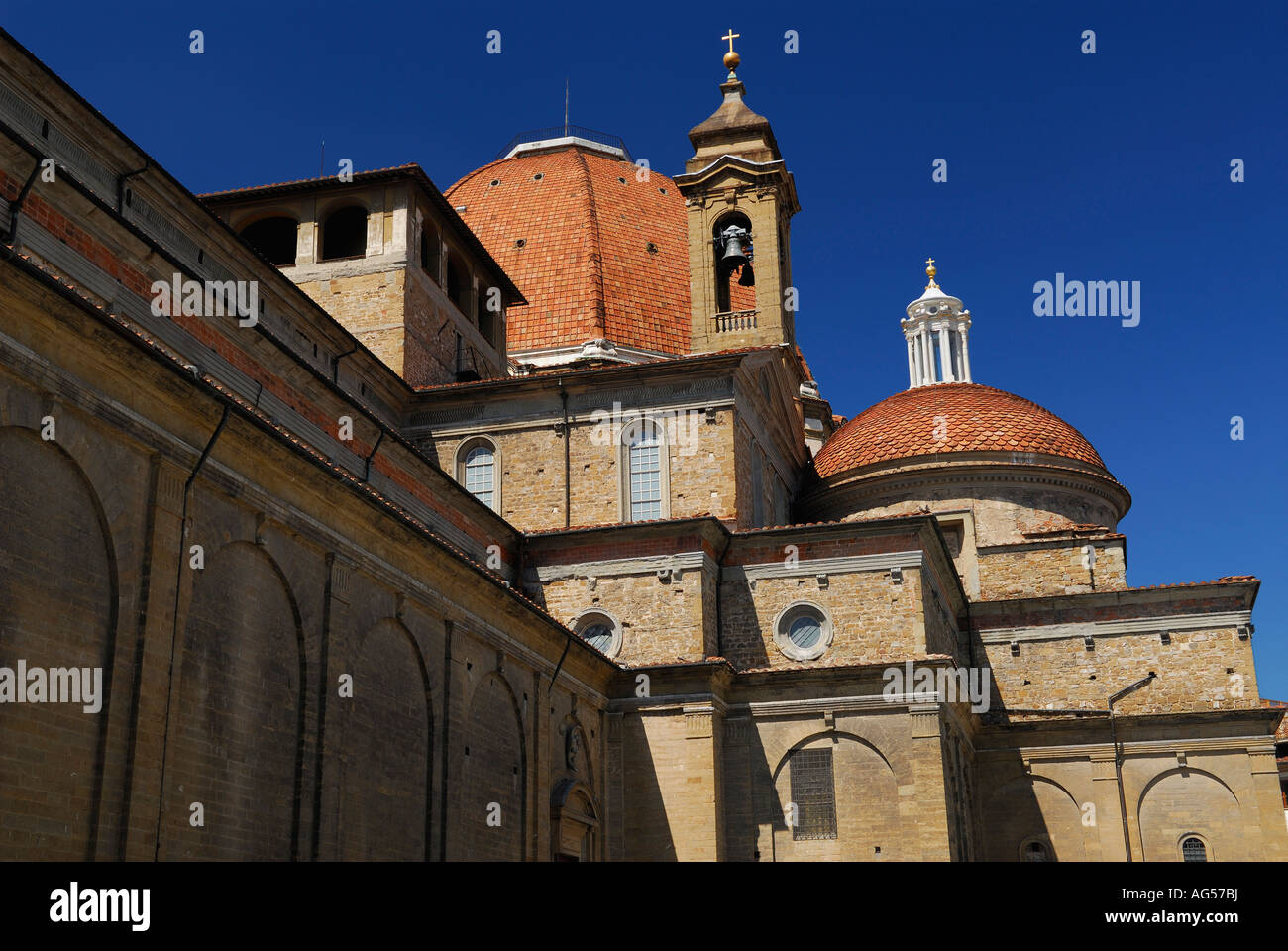 Kuppeln und Turm der mittelalterlichen Basilika von San Lorenzo-Kirche in Florenz Italien Stockfoto