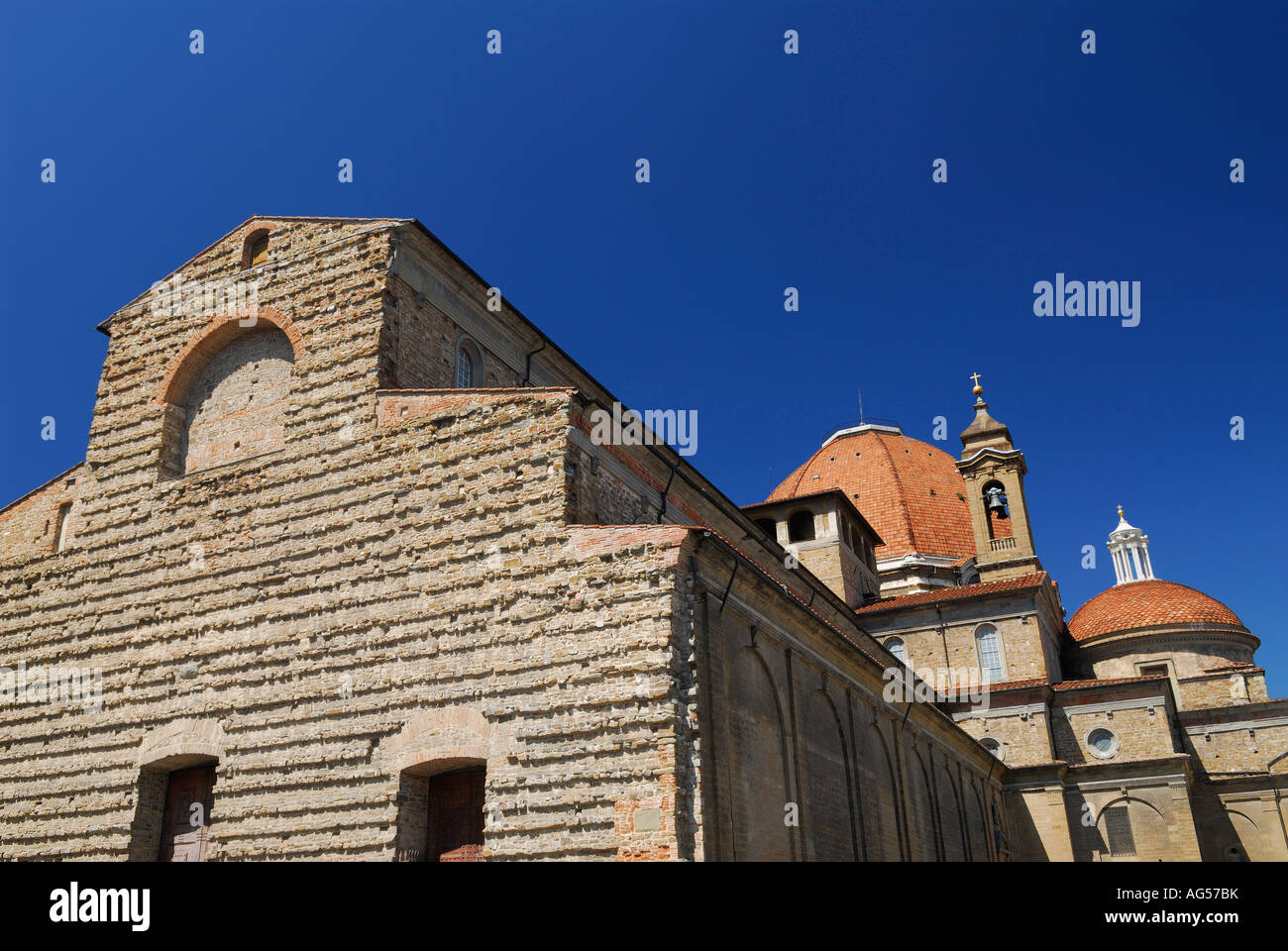 Fassade des mittelalterlichen Basilika von San Lorenzo-Kirche mit Glockenturm und Dom in Florenz Italien Stockfoto
