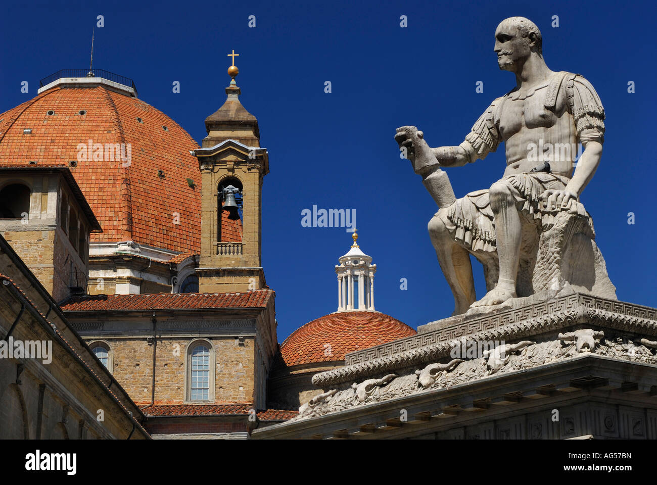 Statue von Giovanni Delle Bande Nere in Piazza San Lorenzo Basilica Kathedrale katholische Kirche mit Kuppel und Bell Tower Florenz Italien mit blauem Himmel Stockfoto