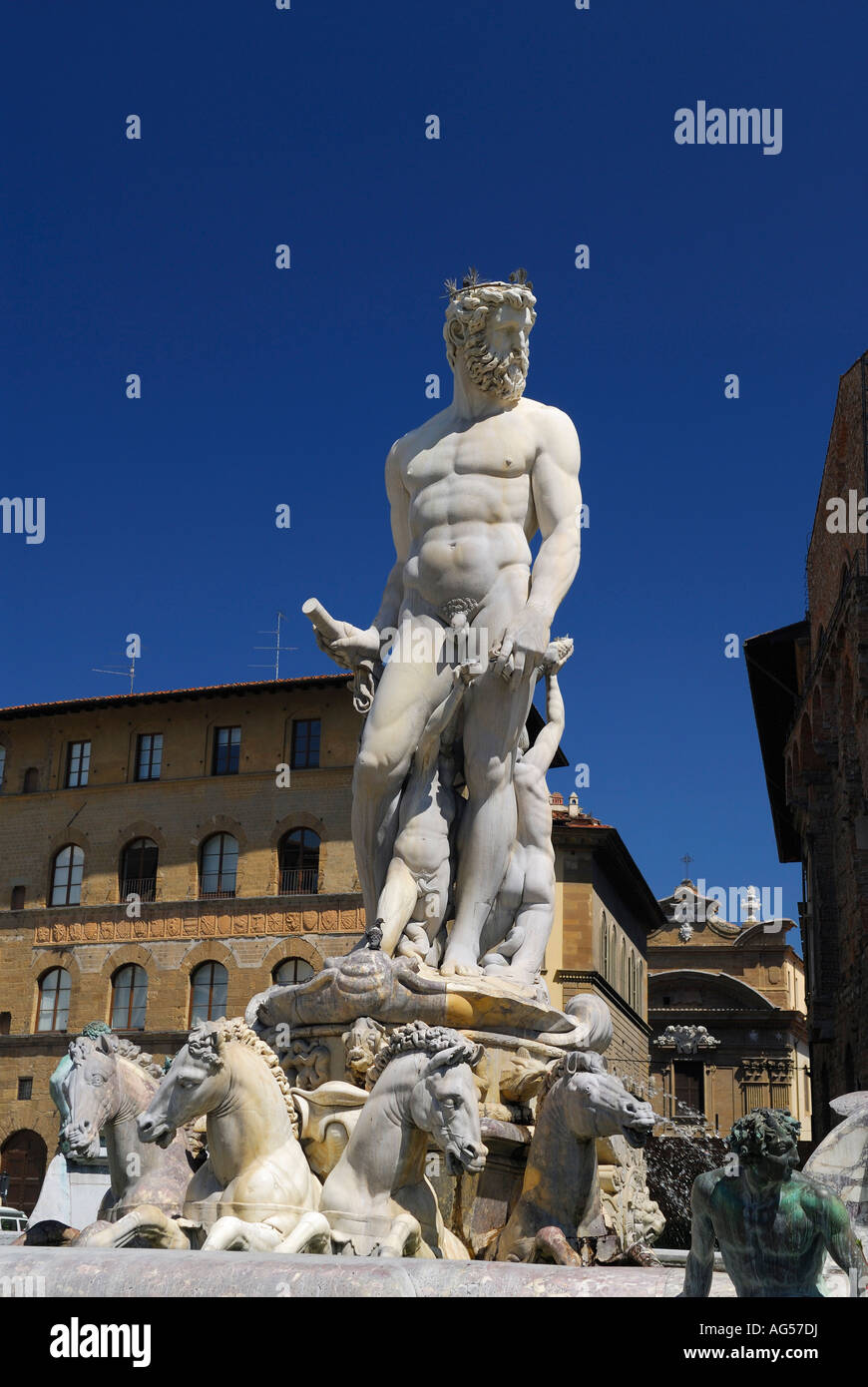 Skulptur von Biancone Neptune Brunnen von Ammannati in der Piazza della Signoria Florence Toskana Italien mit blauem Himmel Stockfoto