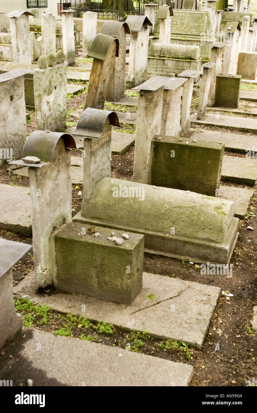 Alte Matzevas und Grabsteine auf dem historischen jüdischen Friedhof Remuh, Bezirk Kazimierz, Krakau, Polen. Antike Steindenkmäler in einem Kulturerbe. Stockfoto