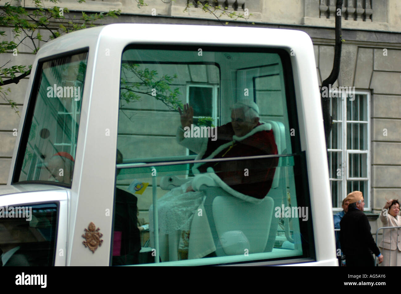 Papst Benedikt XVI. Joseph Ratzinger in Papamobile während seiner 2006 Pilgerfahrt nach Polen Stockfoto