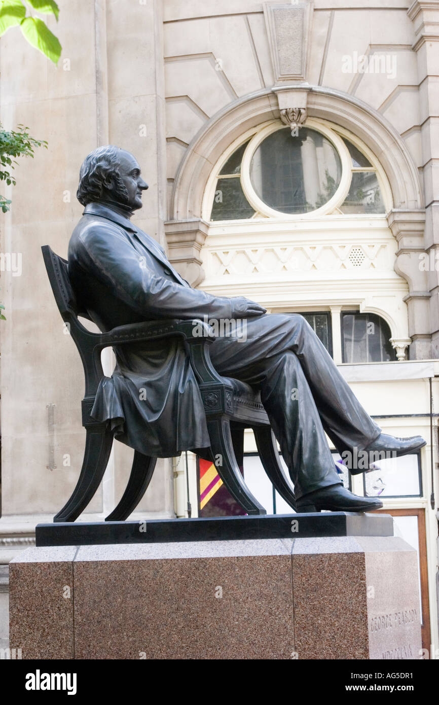 Statue von George Peabody (1795-1869), ein US-amerikanischer Philanthrop im hinteren Teil der Royal Exchange in der City of London Stockfoto