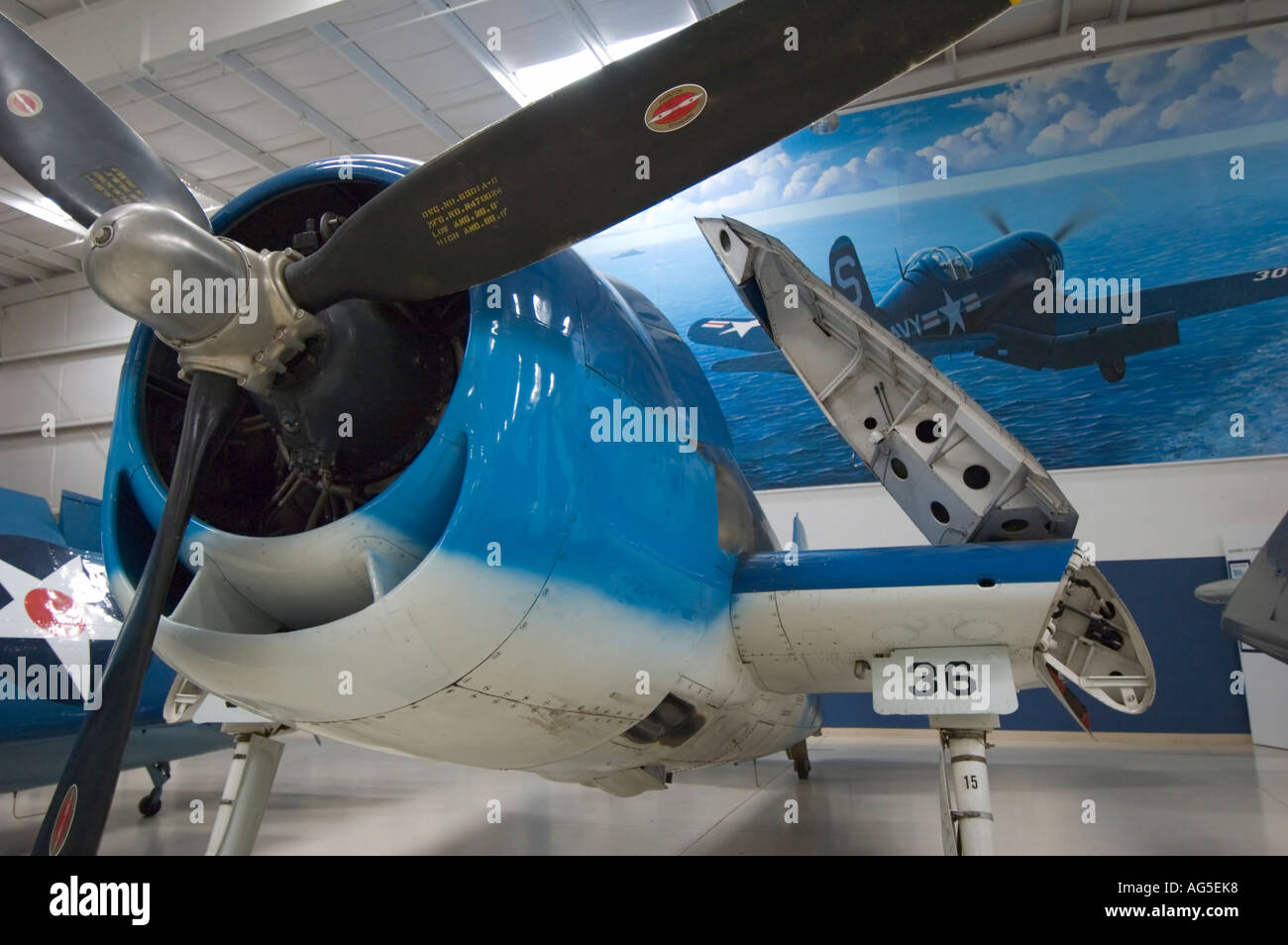 California Palm Springs Air Museum Grumman F6F Hellcat Weltkrieg zwei Marine Kämpfer Flugzeug Corsair Wandbild Stockfoto