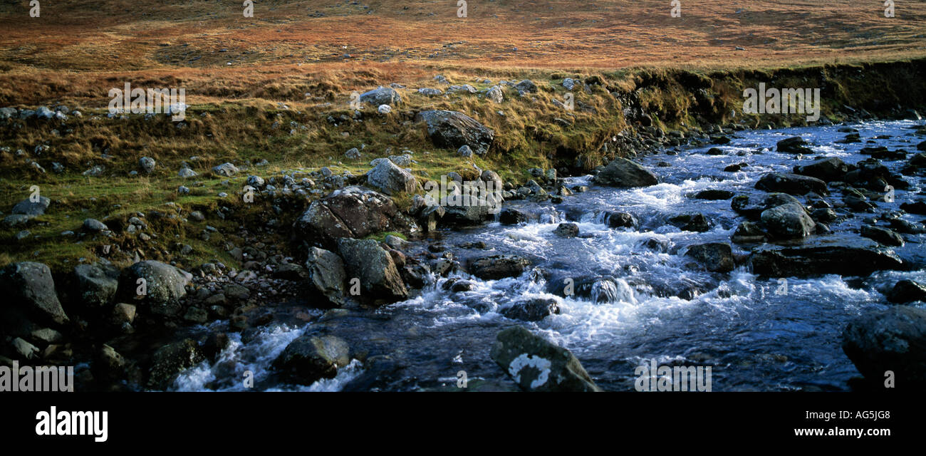 vom höchsten Berg Irlands sprudelnden Bergbach Stockfoto