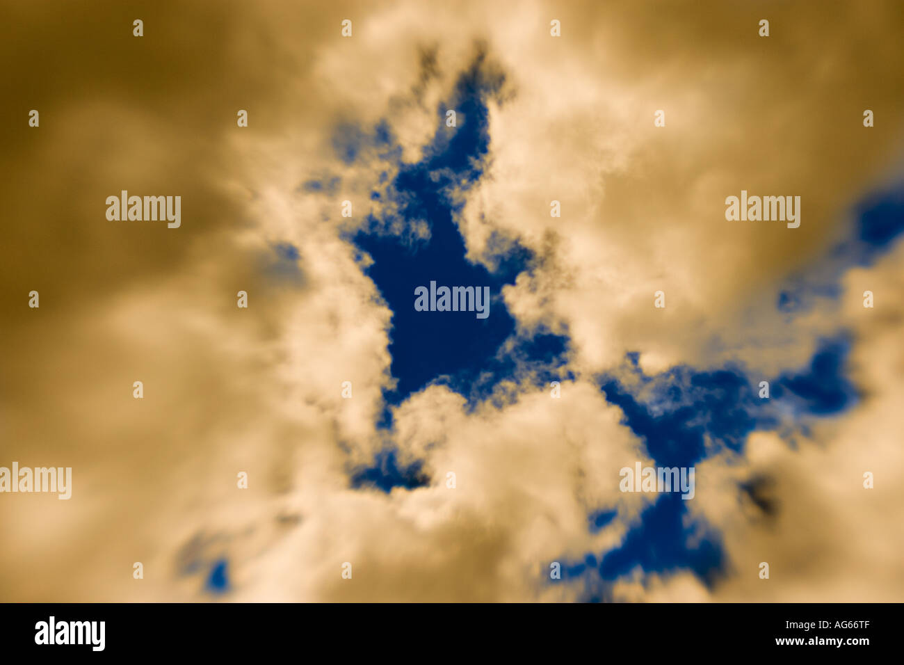 Seltsame beleuchtete Wolken und Himmel Stockfoto