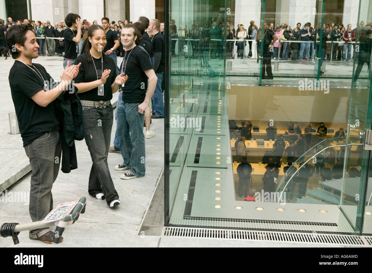 Apple Mitarbeiter jubeln willkommen Kunden betreten den Apple speichern Cube auf der 5th Avenue in New York City USA 19. Mai 2006 Stockfoto