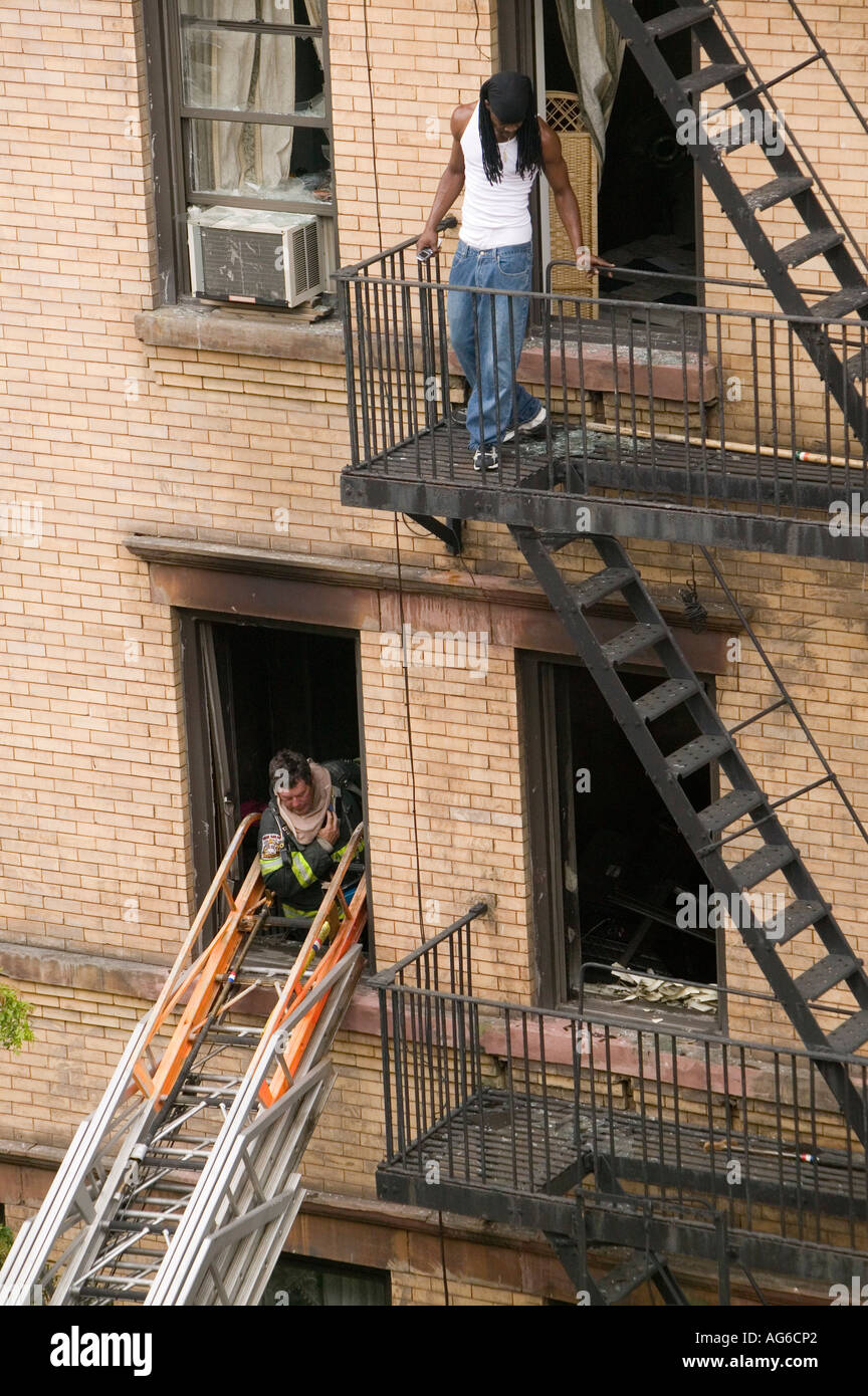 FDNY Feuerwehr Intervention am Wohnhaus Feuer in Harlem New York City Juli 2006 Stockfoto