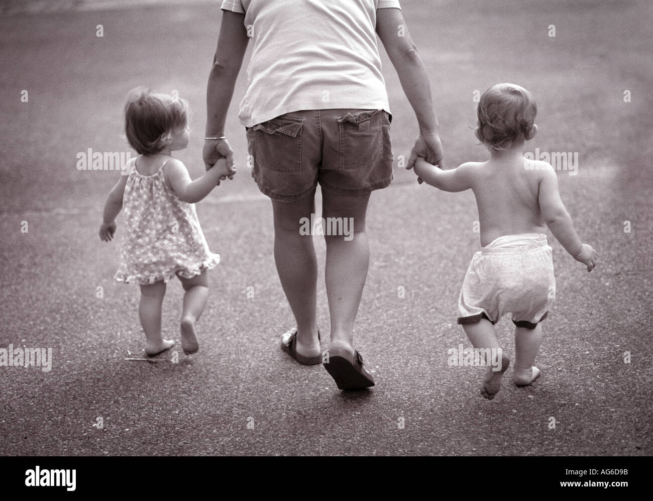 Eine Mutter mit zwei kleinen Kindern zu Fuß Stockfoto