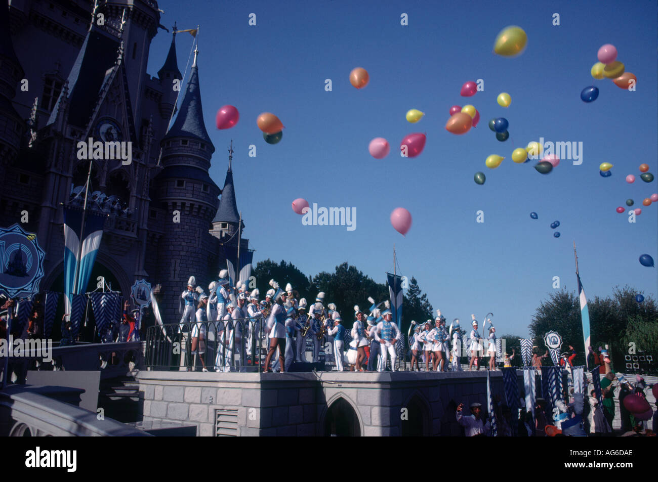 MAGIC KINGDOM CASTLE MIT MARCHING BAND-PARADE UND BALLONS DISNEY WORLD FLORIDA USA Stockfoto