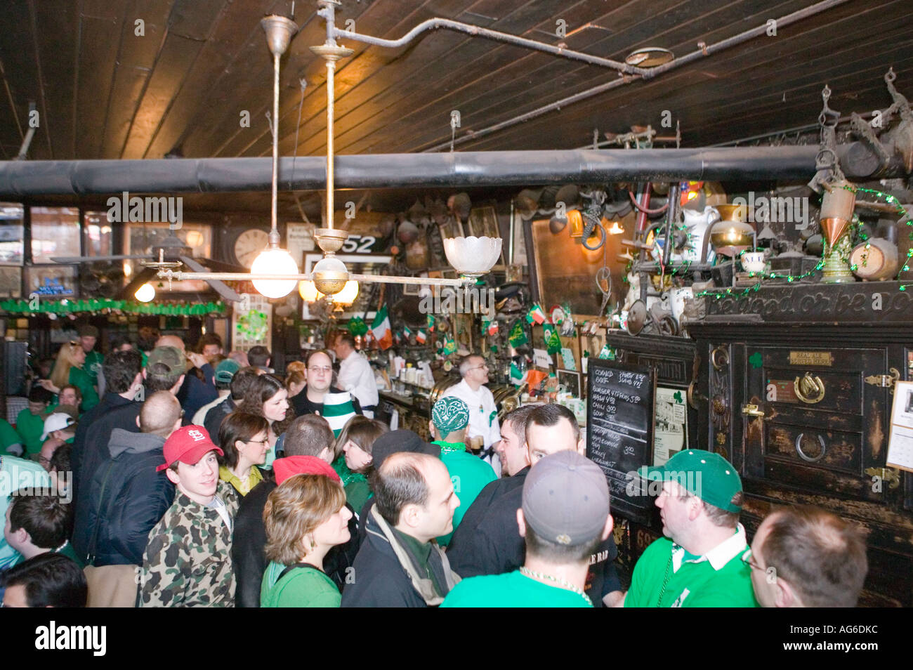 Gesamtansicht im Inneren McSorley s Pub am St Patrick s Day in New York City USA März 2006 Stockfoto