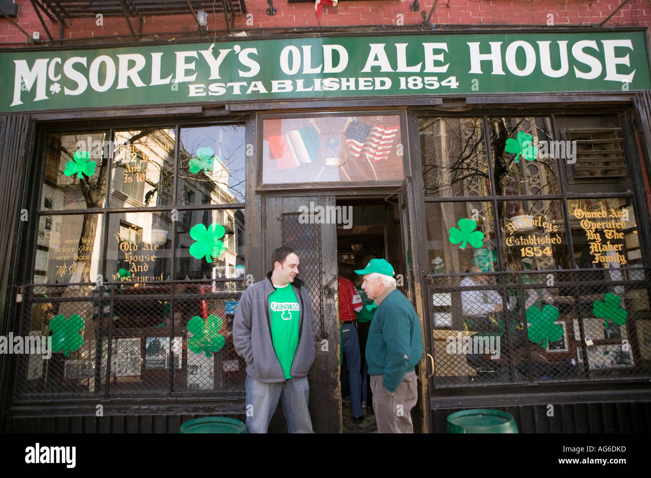 zwei Männer Chat am St Patrick s Day vor McSorley s Pub in New York City USA März 2006 Stockfoto