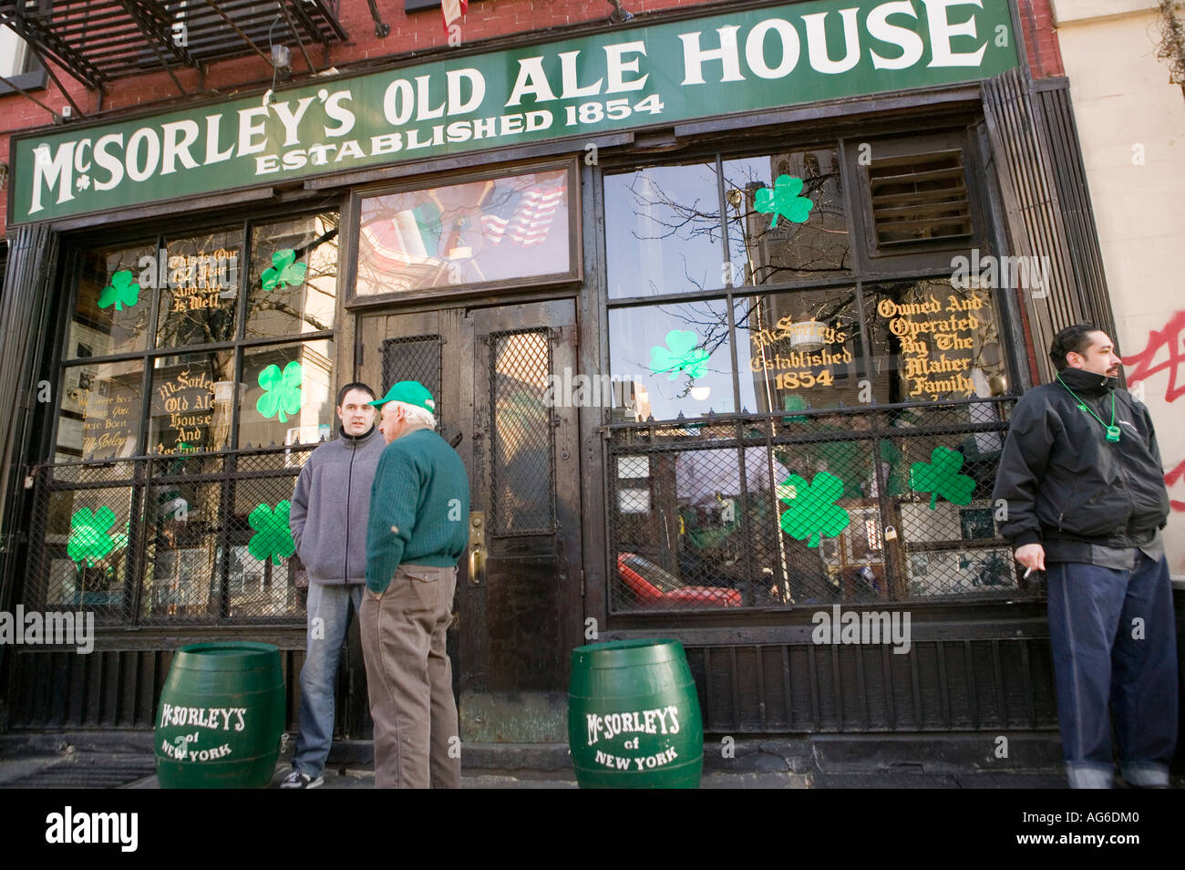 zwei Männer Chat am St Patrick s Day vor McSorley s Pub in New York City USA März 2006 Stockfoto