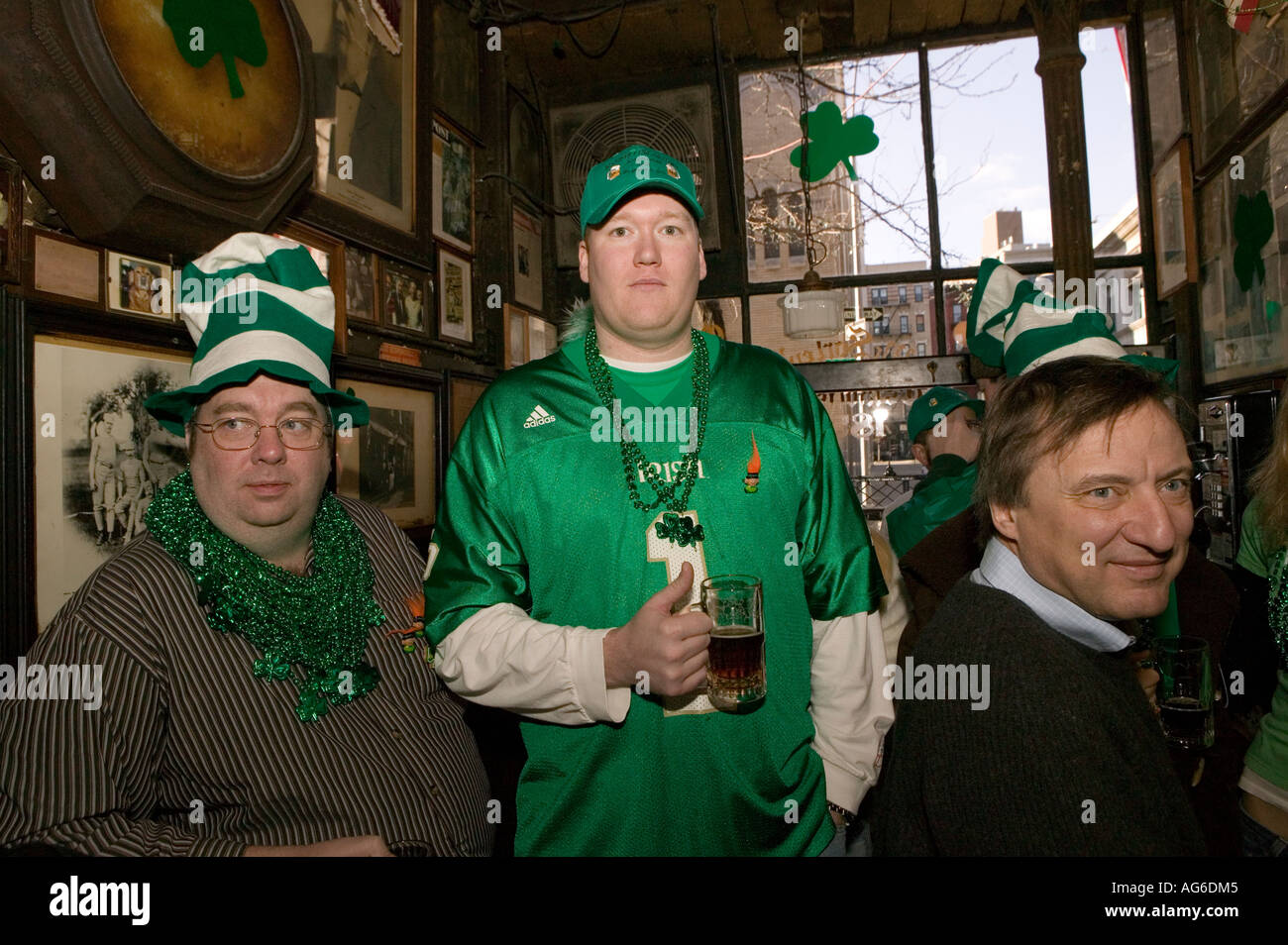 Freunden trinken zusammen am St Patrick s Day im McSorley s Pub in New York City USA März 2006 Stockfoto