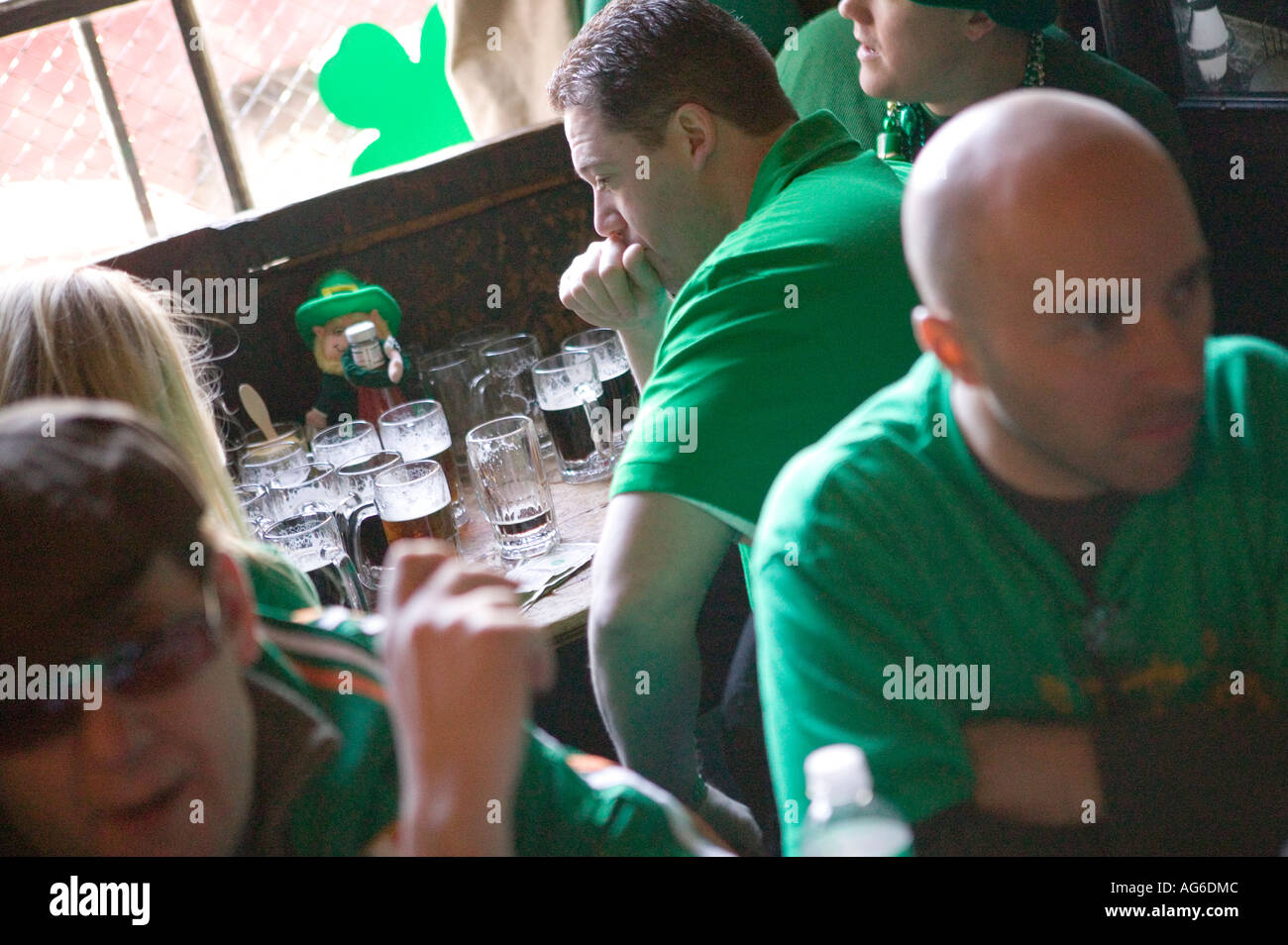 Freunden trinken zusammen am St Patrick s Day im McSorley s Pub in New York City USA März 2006 Stockfoto