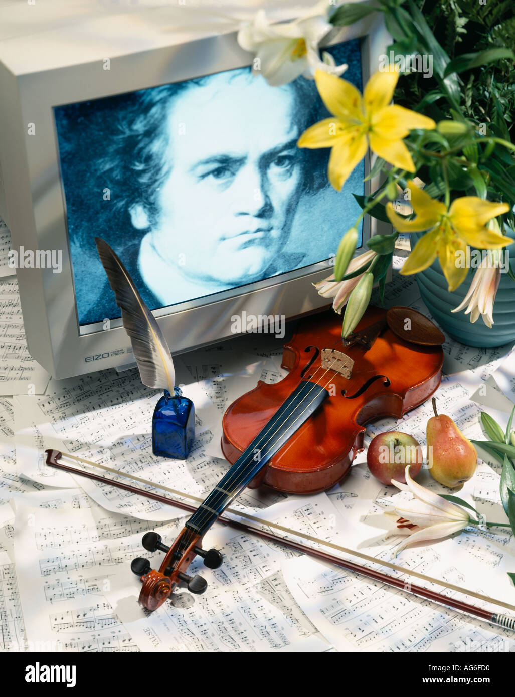 Computer-Monitor mit Bild von Beethoven und Violine mit Noten. Stockfoto