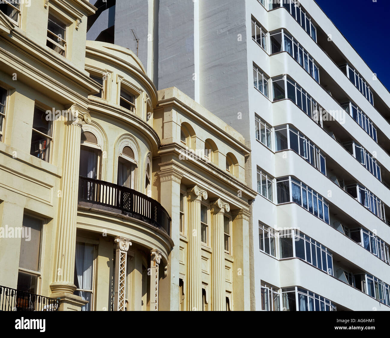Kontrastierenden Stile der Architektur in Brighton und Hove, East Sussex: regency Terrassen stoßen Botschaft Gericht aus den 1930er Jahren. Stockfoto