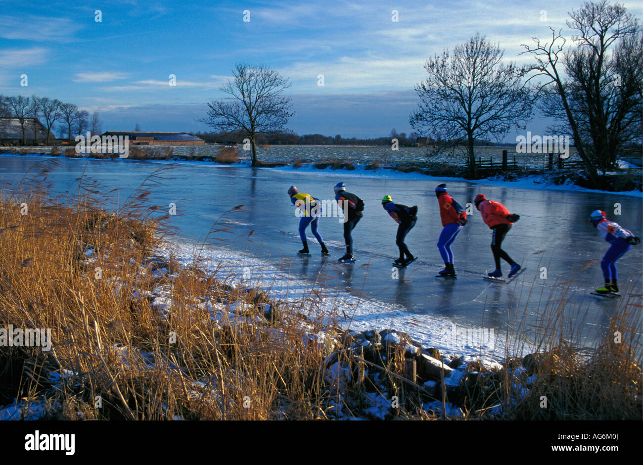 Niederlande-Dokkum-Teilnehmer beim Marathon skating Rennen genannt elf-Städte-Tour 1997 Stockfoto