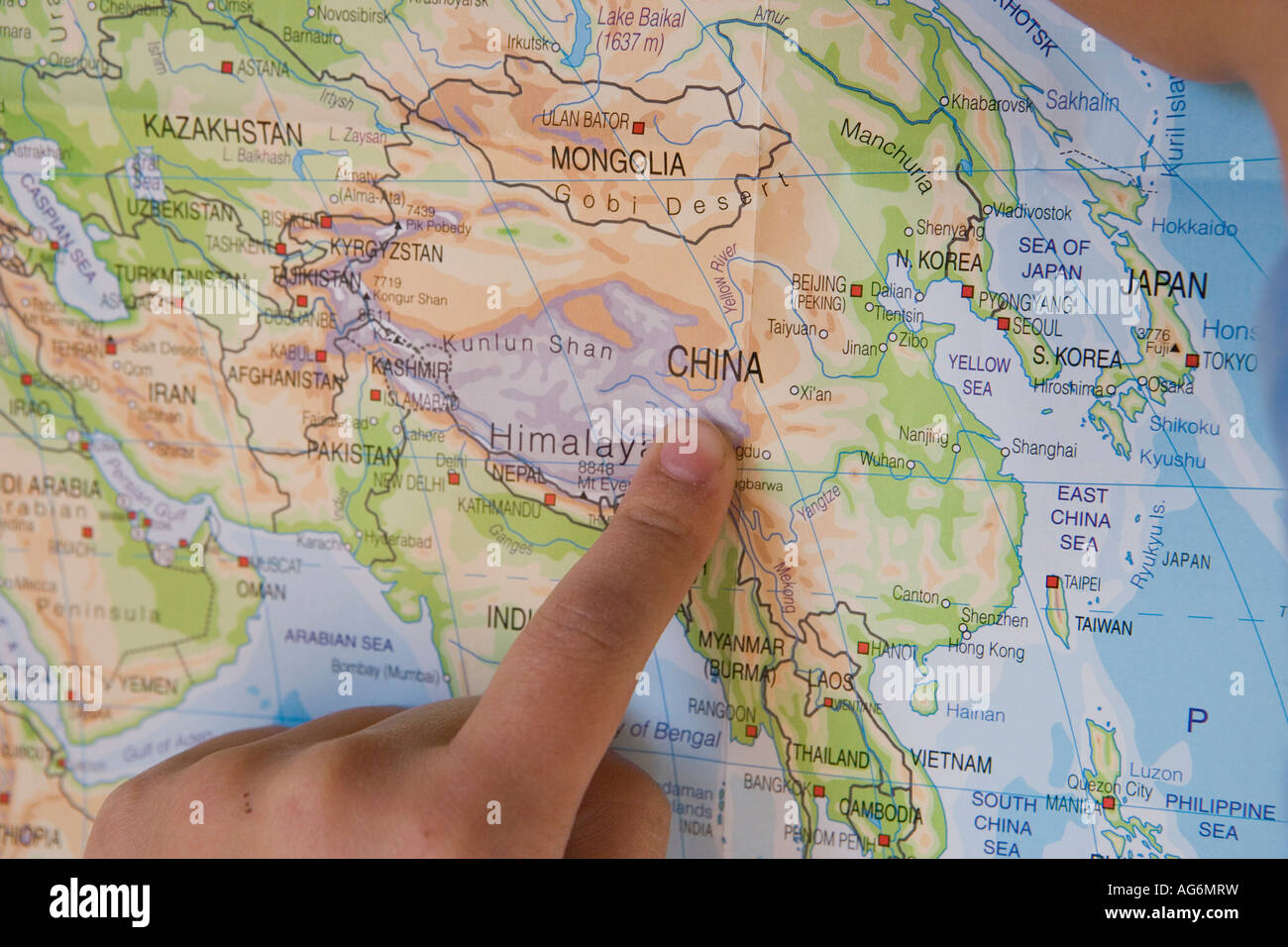 Nahaufnahme eines Kindes unter Hinweis auf die Karte von China Stockfoto