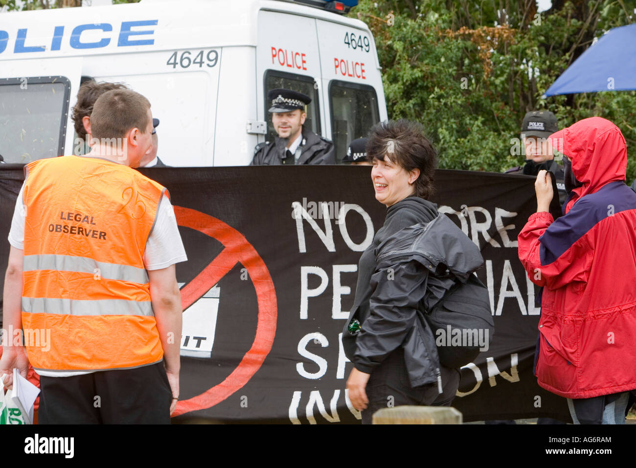 Demonstranten versuchen zu verhindern, dass Polizei Fotografen fotografieren Demonstranten auf dem Klima-Camp, Heathrow, Vereinigtes Königreich Stockfoto