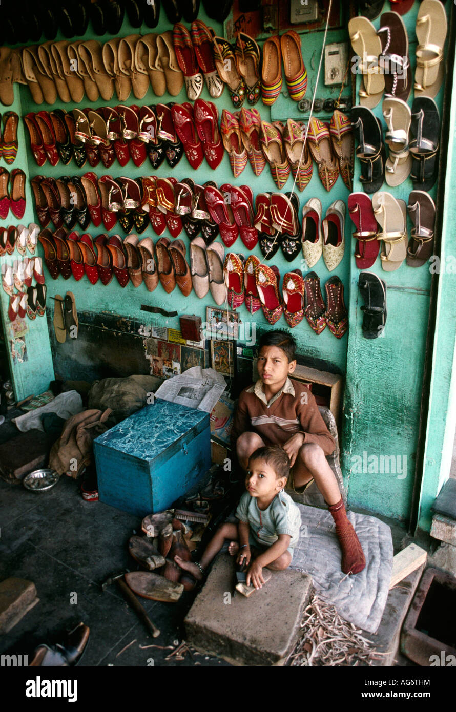 Indien Rajasthan Barmer Menschen Kinder im Schuh-shop Stockfoto