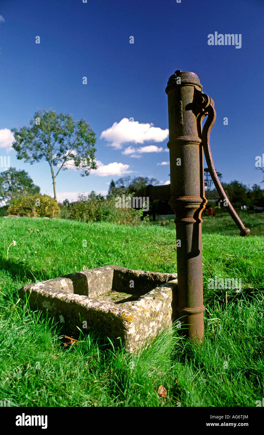UK Gloucestershire wenig Barrington Dorf Pumpe mit K6 Telefonzelle hinter Stockfoto