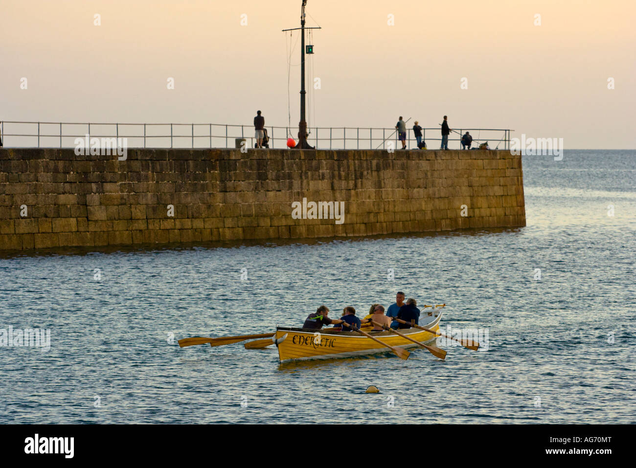 Porthleven Gig energetische vorbei an der Anlegestelle auf dem Weg zurück zum Hafen Cornwall UK Stockfoto