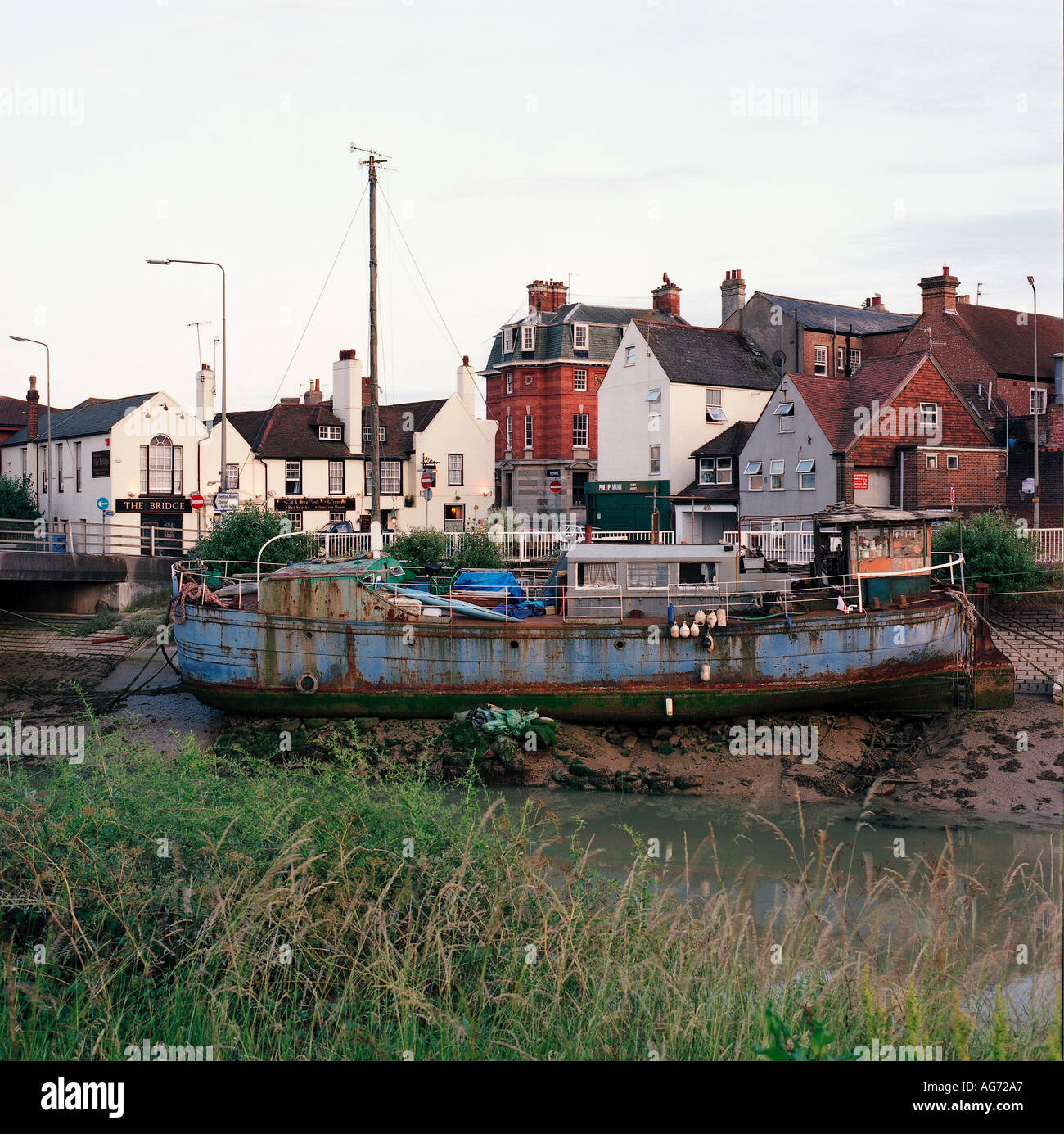 Verfallene Hausboot in Newhaven Harbour East Sussex UK und in der Nähe des geplanten gigantischen Müllverbrennungsanlage Stockfoto