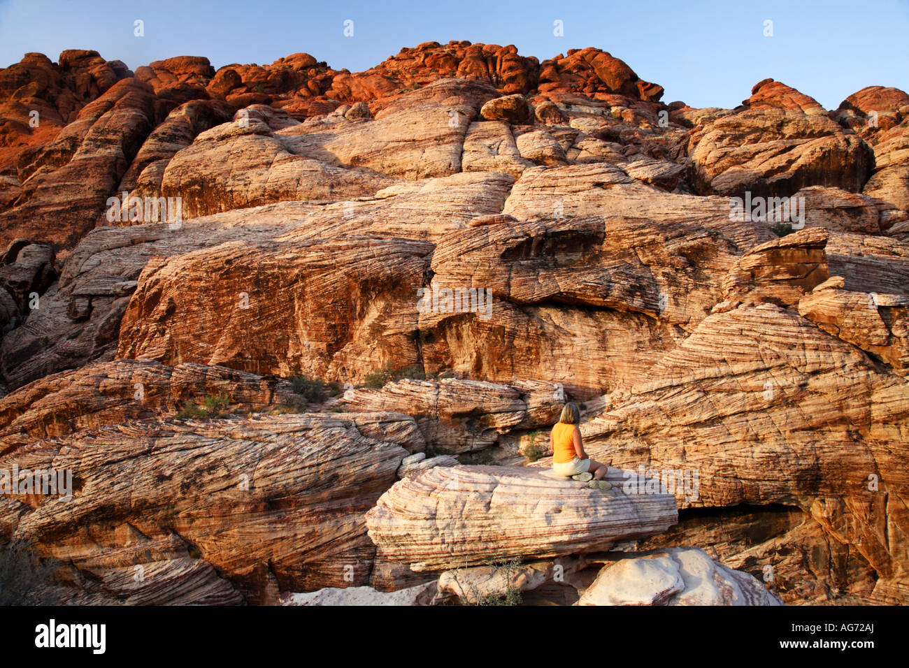 Ein Besucher Herr genießt die Calico Hills im Red Rock Canyon Las Vegas Nevada Modell veröffentlicht Stockfoto