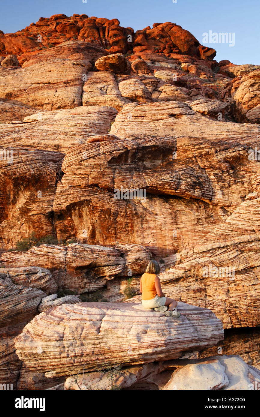 Ein Besucher Herr genießt die Calico Hills im Red Rock Canyon Las Vegas Nevada Modell veröffentlicht Stockfoto