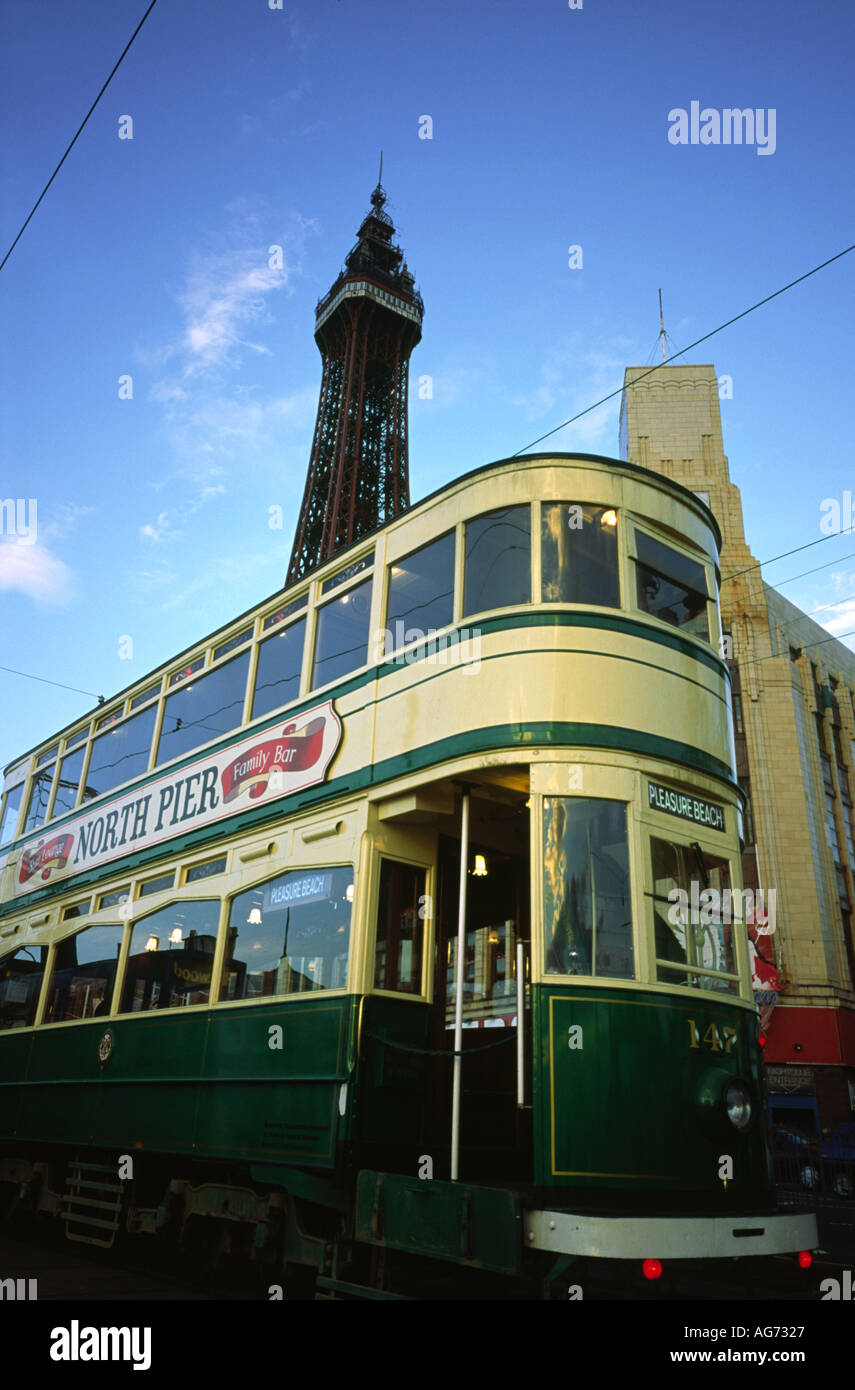 Traditionelle Blackpool Straßenbahn mit dem Turm sichtbar hinter Lancashire England UK Stockfoto