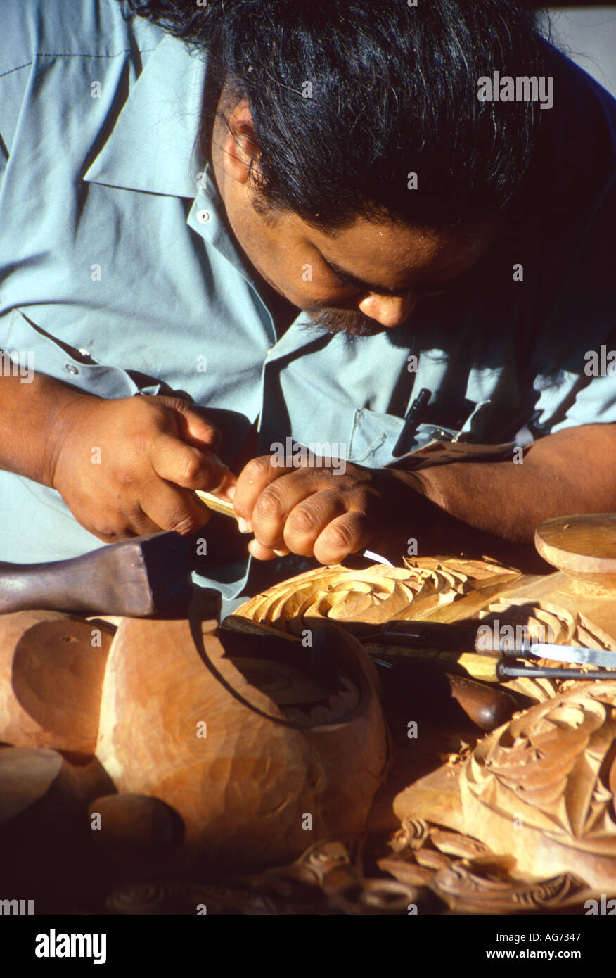 Maori Holzschnitzer NZ Maori Arts Crafts Institut Whakarewarewa Rotorua Nordinsel Neuseeland Stockfoto