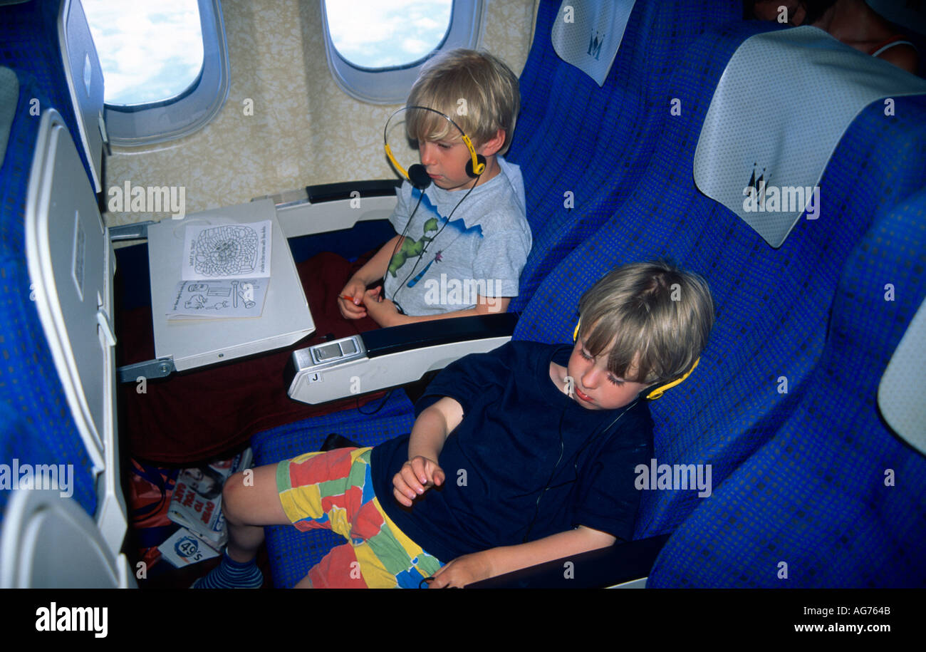 Zwei Jungs in einem Passagierflugzeug Luke Hanna Oscar Hanna MR Stockfoto