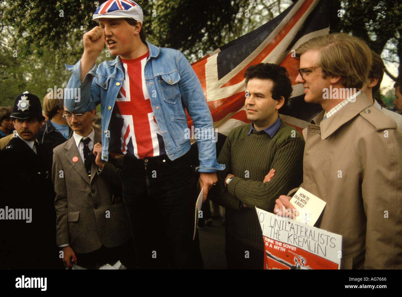 Speakers Corner Hyde Park London Großbritannien 80er Jahre. Politische Kundgebung Mann macht unhöfliche Geste bei einer antisowjetischen politischen Versammlung. HOMER SYKES Stockfoto
