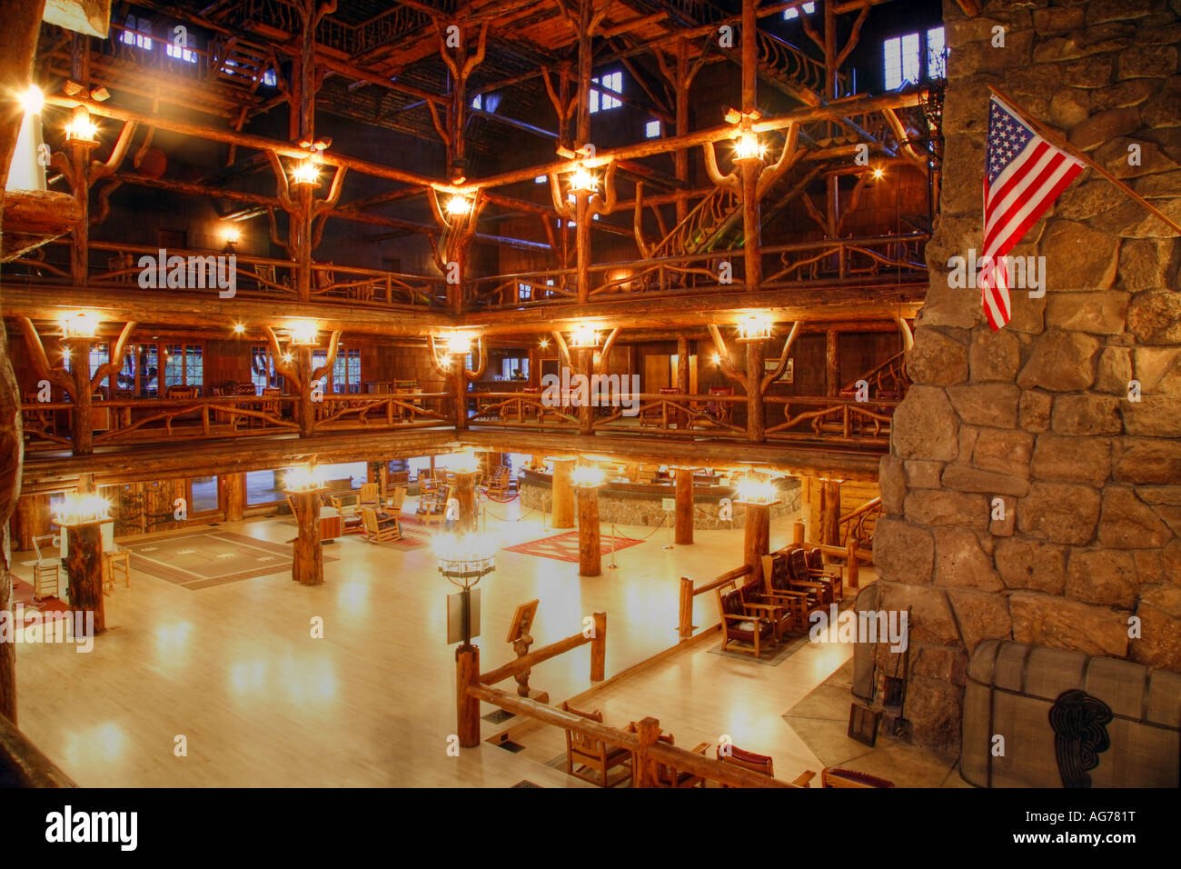 Das Innere des historischen Old Faithful Inn, Yellowstone Nationalpark, Wyoming Stockfoto