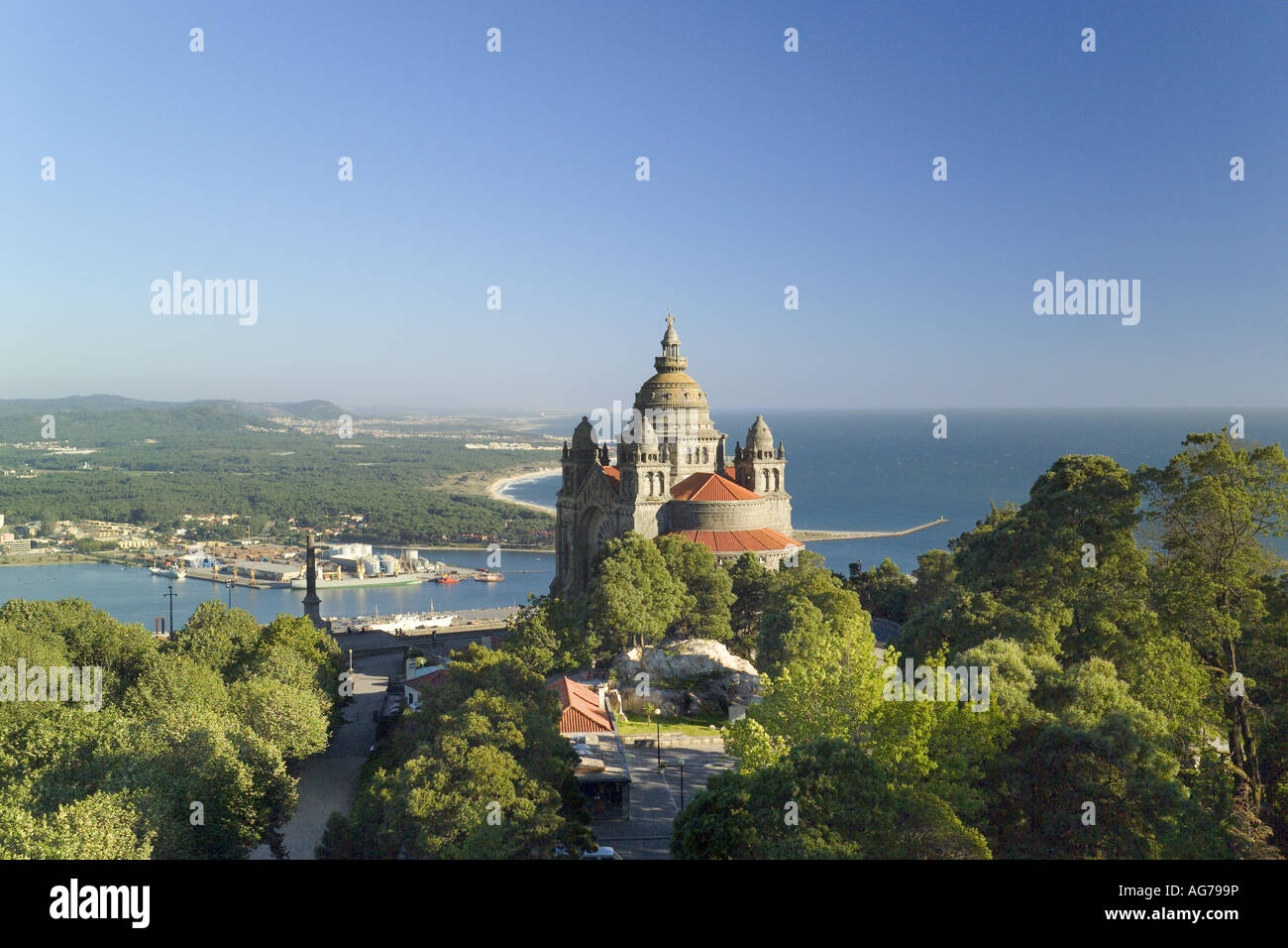 Viana Castelo, The Sanctuary oder Basilika von Santa Luzia und Blick über den Fluss Lima & Docks Stockfoto