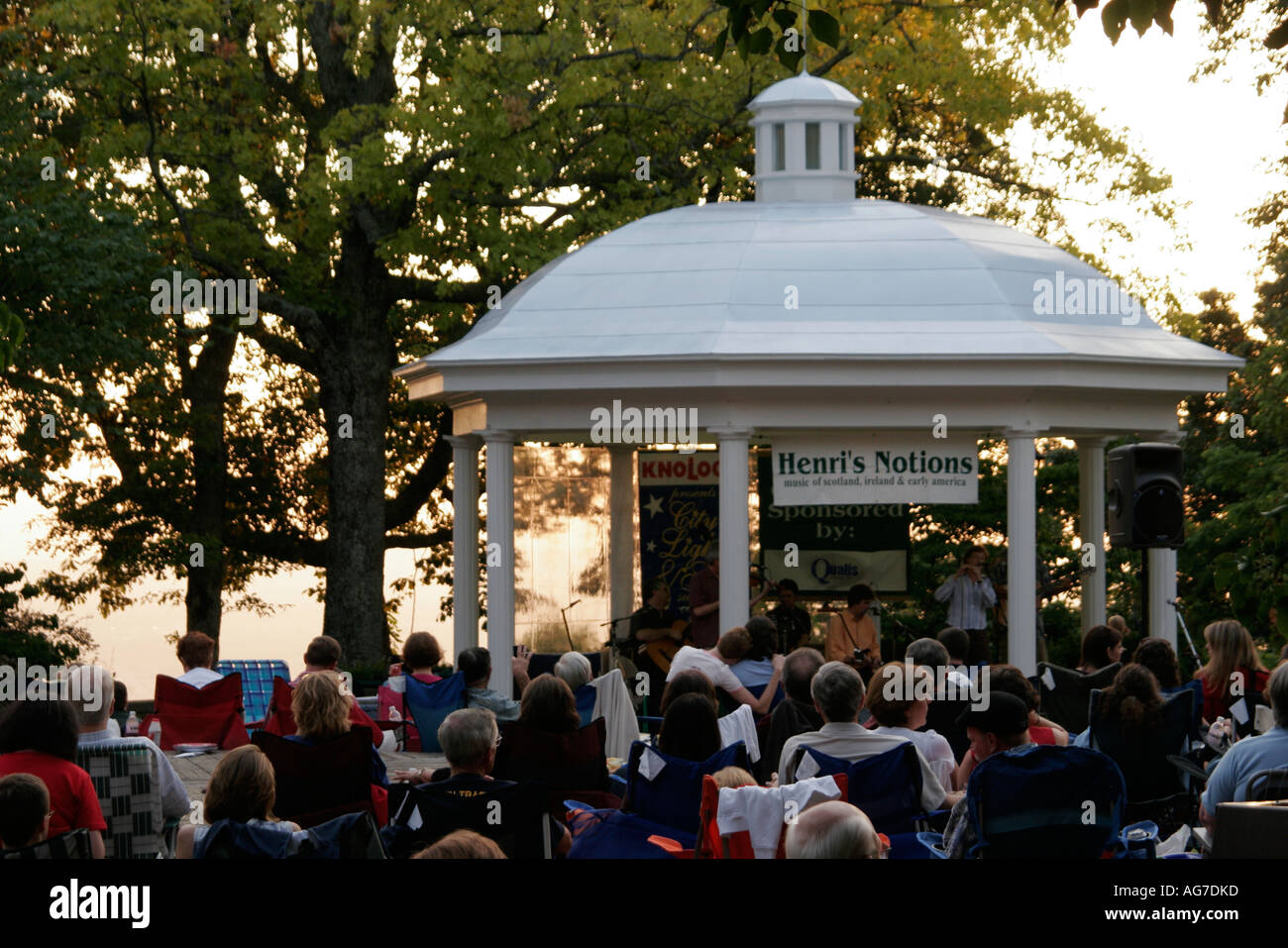 Alabama Madison County, Huntsville, Burritt on the Mountain, Knology City Lights Concert Series, Pavillon, Publikum, Menschenmenge, Besucher reisen auf Reisetour Stockfoto